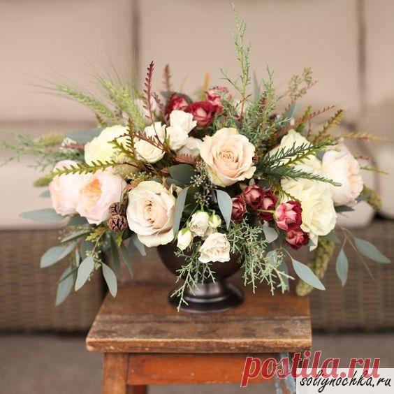 Цветочная композиция из светлых и красных роз. Фото на тему 