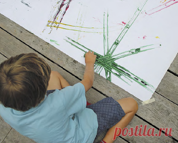 Переносить краску на бумагу колесами игрушечных машинок — это новый и весьма увлекательный способ создавать произведения искусства.