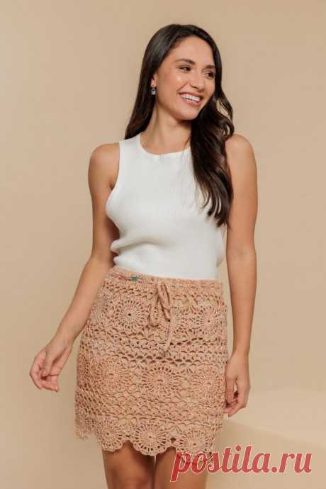 Летняя юбка крючком ВАМ ПОТРЕБУЕТСЯ: 3 мотка пряжи (100% хлопок; 132 м/100 гр.); крючок № 2.РАЗМЕР: 38.ПЛОТНОСТЬ ВЯЗАНИЯ: мотив схемы 1 = 10 х 10 см.ОПИСАНИЕ. Сделайте выкройку в натуральную величину. Обратите внимание на стрелки, указывающие направление вязания.Круглый мотив. Сделайте петлю амигуруми; 1-й...