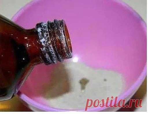 Жёлтые пятна на воротничках и подмышках тоже уберём собственным средством. 
Состав: 1 чайная ложка жидкости для мытья посуды + 3 - 4 ч. л. перекиси водорода + 2 ст. ложки соды для выпечки. 
Смешать, втирать в пятно и удивляться эффекту!