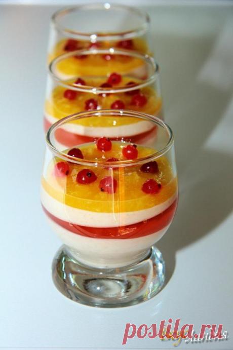 Желе с бананом, сметаной, апельсином и малиновым желе.
красная смородина для украшения