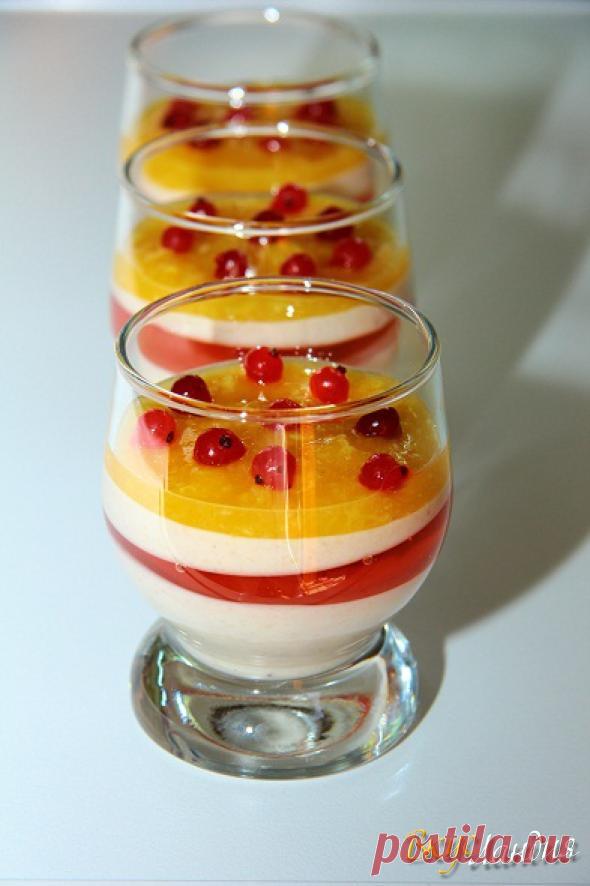 Желе с бананом, сметаной, апельсином и малиновым желе.
красная смородина для украшения