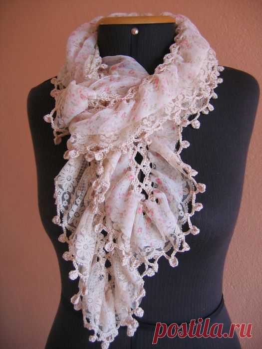 Декор шарфа кружевами.