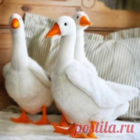Выкройка мягкого гуся своими руками Выкройка мягкого гуся своими руками подойдет для начинающих рукодельниц. Для изготовления игрушки гуся вам понадобится мягкая ткань белого цвета - это