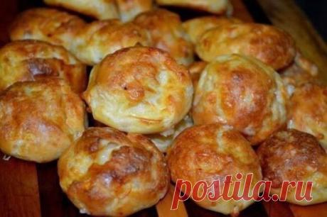 Сырные шарики в духовке
 136.3 ккал/100 г  Б/Ж/У: 10.66 / 6.22 / 8.87 
Ингредиенты:
вода - 125 мл
мука цельнозерновая - 70 г
яйцо - 2 шт
зеленый лук - 1 пучок
сыр - 100 г
молоко 1% - 40 г
соль, перец - по вкусу
Приготовление:
Разогрейте духовку до 220С. Застелите противень пергаментной бумагой. Подогрейте в кастрюле воду, молоко отправьте в воду, посолите и поперчите. Не снимайте с огня. Высыпьте в воду муку и энергично перемешивайте, пока масса не станет гладкой и однородной. Снимит