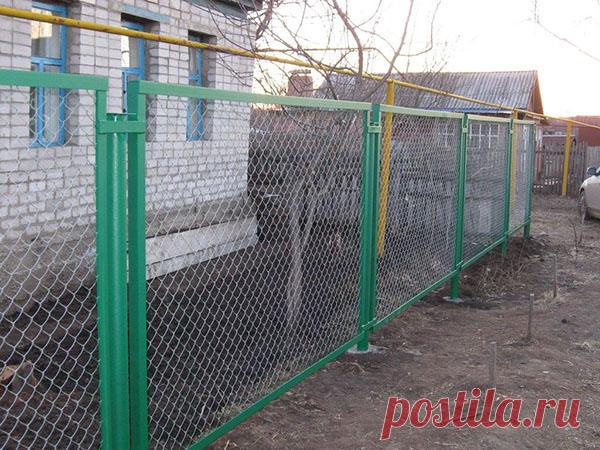 Забор из сетки рабицы своими руками для дачного участка, видео Устанавливаем забор из сетки рабицы самостоятельно. Создание опорной конструкции для забора из сетки рабицы своими руками. Правила выбора материала и порядок выполнения работ.