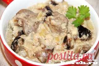 Куриная печень с яблоком и черносливом в сметане