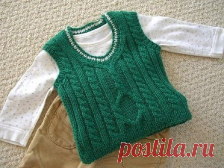 Жилетик для мальчика на любой возраст
Размеры:
6 мес. [12 мес., 18 мес., 2 г., 4 г., 6, 8]
На первом изображении жилет для 6 мес. малыша.
Мерки:
ОГ: 45.5 [50.5, 55.5, 61, 66, 71, 76] см.
Длина: 25.5 [28, 30.5, 33, 39.5, 43, 48] см.
Понадобится:
1 [1, 2, 2, 2, 3, 3] мотка пряжи Dream In Color Classy [100% меринос супервош; 229 м. в 113 г.]
Спицы:
№ 4 чулочные спицы
№ 4 прямые или круговые спицы
№ 4.5 прямые или круговые спицы (или иные подходящие по плотности)
Доп. спица для кос
Маркеры петель
И