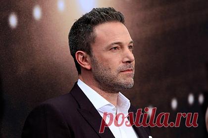 Бен Аффлек толкнул фаната в грудь из-за фото в аэропорту. Голливудский актер Бен Аффлек толкнул в грудь фаната, который хотел сделать селфи с ним и его возлюбленной, актрисой Дженнифер Лопес. Пара возвращалась с Венецианского фестиваля, где прошла премьера фильма «Последняя дуэль», в которой сыграл Аффлек.