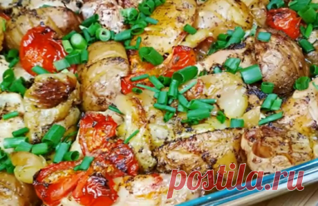 Вкуснейшее жаркое из курицы и овощей: необычная нарезка и укладка Вкуснейшее жаркое из курицы и овощей станет украшением любого стола: и повседневного, и праздничного. Времени на его подготовку именно вы затратите минимум: все остальное сделает духовка. Подаем жаркое на стол с лепешками или домашним хлебом: ум отъешь.