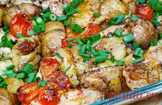 Вкуснейшее жаркое из курицы и овощей: необычная нарезка и укладка Вкуснейшее жаркое из курицы и овощей станет украшением любого стола: и повседневного, и праздничного. Времени на его подготовку именно вы затратите минимум: все остальное сделает духовка. Подаем жаркое на стол с лепешками или домашним хлебом: ум отъешь.