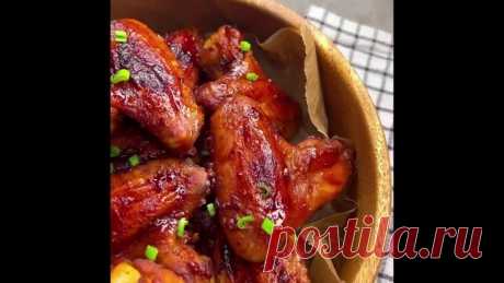 Глазированные крылышки, какие же они вкусные!
Этот вкус словами не передать!

Ингредиенты:
- Крылья - 900 гр.
- Паприка - 1 ст.л.
- Мед - 1 ст.л.
- Чеснок - 1 головка
- Соевый соус - 150-200 мл.

Как готовить:
1. У крылышек отрезаем самый маленький фаланг (моем, просушиваем).
2. Приправляем паприкой, медом, чесноком, соевым соусом, перемешиваем и маринуем 1 час.
3. Выкладываем на противень и выпекаем 40 минут при 160 гр., переворачиваем и снова в духовку на столько же.