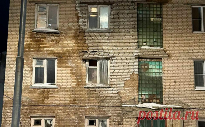 Инженеры не увидели угрозы обрушения треснувшего дома в Подмосковье. Специалисты проводят замеры прочности дома с треснувшим фасадом в подмосковном Пересвете, угрозы обрушения здания нет, сообщил в телеграм-канале глава Сергиево-Посадского городского округа Дмитрий Акулов.