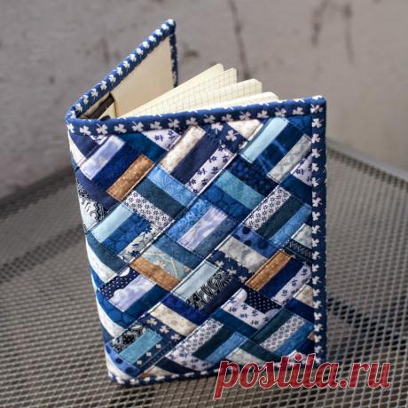 Anleitung für eine Buchhülle geschrieben. Ideal um kleine Stoffreste zu verarbeiten. Größe: ca. A5 | Stoffreste Projekte | Buch und Bucheinband