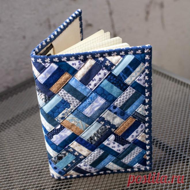 Anleitung für eine Buchhülle geschrieben. Ideal um kleine Stoffreste zu verarbeiten. Größe: ca. A5 | Stoffreste Projekte | Buch und Bucheinband