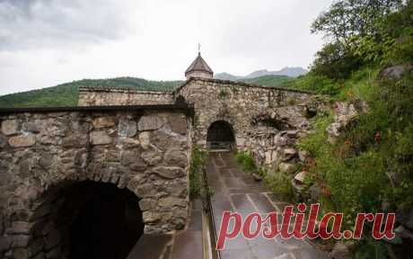 Հալիձորի բերդը
Այս կետից հեռվում ուրվագծվում է Հալիձորի բերդը.այն կանգնած է սույն վահանակից դեպի աջ`հեռավոր բլրի գագաթին:
Ուշ միջնադարի հայկական ճարտարապետական այս համալիրը վերակառուցվել է 17-րդ դարի 1-ին կեսին,հայտնի է նաև Հալիձորի Կուսանաց անապատ անունով:
Բերդը նշանավոր դարձավ 18-րդ դարի սկզբին,երբ իր բնական անառիկ դիրքի շնորհիվ դարձավ Դավիթ Բեկի ազատագրական պայքարի գլխավոր ամրոցը և ազատագրված Ղափանի կենտրոնը:1723 թ.Դավիթ Բեկը բերդը վերակառուցում է անառիկ ամրոցի և իր 300 զինակիցների հետ