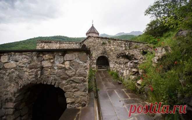 Հալիձորի բերդը
Այս կետից հեռվում ուրվագծվում է Հալիձորի բերդը.այն կանգնած է սույն վահանակից դեպի աջ`հեռավոր բլրի գագաթին:
Ուշ միջնադարի հայկական ճարտարապետական այս համալիրը վերակառուցվել է 17-րդ դարի 1-ին կեսին,հայտնի է նաև Հալիձորի Կուսանաց անապատ անունով:
Բերդը նշանավոր դարձավ 18-րդ դարի սկզբին,երբ իր բնական անառիկ դիրքի շնորհիվ դարձավ Դավիթ Բեկի ազատագրական պայքարի գլխավոր ամրոցը և ազատագրված Ղափանի կենտրոնը:1723 թ.Դավիթ Բեկը բերդը վերակառուցում է անառիկ ամրոցի և իր 300 զինակիցների հետ