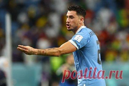 Футболист сборной Уругвая ударил директора ФИФА после вылета с ЧМ-2022. Защитник сборной Уругвая Хосе Хименес устроил скандал после вылета команды с чемпионата мира 2022 года в Катаре. Он случайно ударил локтем одного из директоров Международной федерации футбола (ФИФА) по организации турнира и оскорбил судей. «Сукины дети, сборище воров», — кричал защитник.