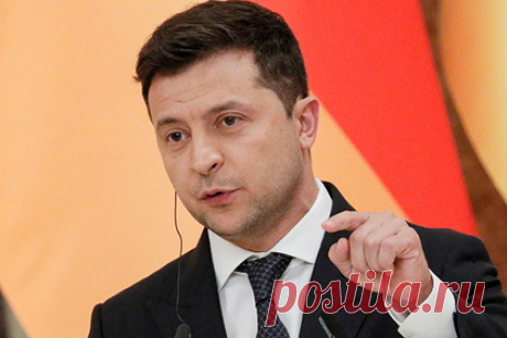 На Украине отказались выносить импичмент Зеленскому из-за «досье Пандоры». Спикер Верховной Рады Дмитрий Разумков не будет собирать подписи за отставку президента Украины Владимира Зеленского фоне сведений об участии главы государства в налоговых махинациях, которые были опубликованы Международным консорциумом журналистов-расследователей (ICIJ) в «досье Пандоры» (Pandora papers).