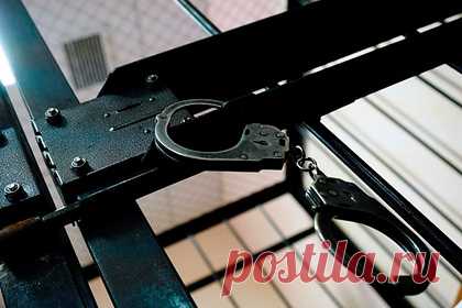 Задушившего ветерана россиянина приговорили к 20 годам колонии. В Татарстане суд приговорил 31-летнего жителя поселка городского типа Аксубаево к 20 годам колонии за убийство ветерана Великой Отечественной войны. Помимо этого, суд признал мужчину виновным в грабеже, заведомо ложном доносе и воспрепятствовании осуществлению правосудия и предварительного расследования.