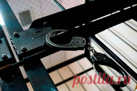 Задушившего ветерана россиянина приговорили к 20 годам колонии. В Татарстане суд приговорил 31-летнего жителя поселка городского типа Аксубаево к 20 годам колонии за убийство ветерана Великой Отечественной войны. Помимо этого, суд признал мужчину виновным в грабеже, заведомо ложном доносе и воспрепятствовании осуществлению правосудия и предварительного расследования.