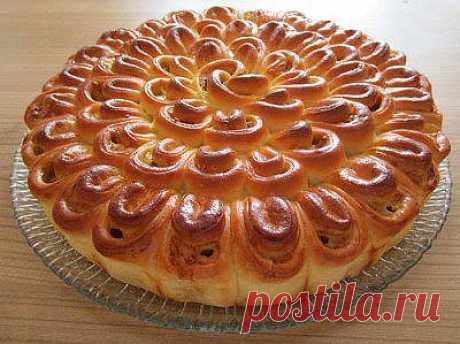 МЯСНОЙ ПИРОГ "ХРИЗАНТЕМА"

Ингредиенты
Мясной фарш (свинина, говядина) - 500 г.
Лук - 1 шт.
Чеснок 1 зубчик
Вода - 100 мл.
Кубик куриного бульона - 1 ч.л.
Сыр - 140 г.
Сливочное масло - 30 г.
Соль, красный и черный перец - по вкусу.
Для теста:
Молоко - 125 мл.
Кефир - 125 мл.
Дрожжи сухие - 1 пакетик (7 г.)
Сахар - 1 ст.л.
Соль - 1 ч.л.
Яйцо - 1 шт.
Мука - 500 г.
Растительное масло - 6 ст.л.

Способ приготовления
Шаг 1 В молоке распустить дрожжи, добавить сахар и отставить...