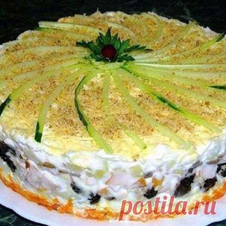 Слоеный торт с курицей Слоеный закусочный торт с копченой курицей, черносливом и орехами получается не только очень красивым и эффектным, но и вкусным, сытным и сочным. Готовить такой салатик не слишком сложно, но все же ну