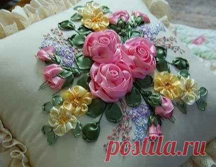 ОЧЕНЬ ПОДРОБНЫЙ И ПОНЯТНЫЙ  практический урок по вышивке лентами от Ирины Лысенко.

Техника вышивки лентами. Мастер-класс..