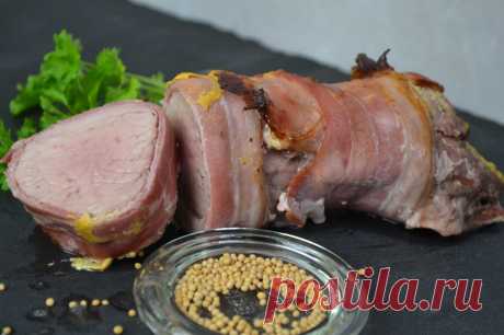Saftiges Schweinefilet aus dem Ofen mit feiner Senfnote und Bacon