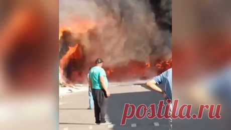 В МЧС рассказали подробности о пожаре на рынке в Подмосковье. В одной из деревень Дмитровского городского округа загорелся строительный рынок на Рогачевском шоссе. Об этом ТАСС сообщили в пресс-службе областного ГУ МЧС РФ. &quot;В 17:44 поступило сообщение о пожаре в нежилом здании в городском ...
