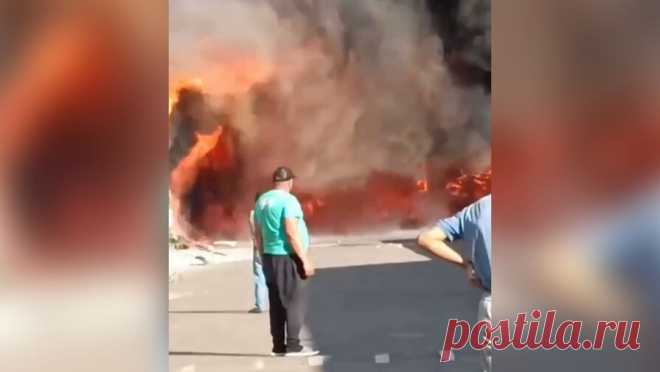 В МЧС рассказали подробности о пожаре на рынке в Подмосковье. В одной из деревень Дмитровского городского округа загорелся строительный рынок на Рогачевском шоссе. Об этом ТАСС сообщили в пресс-службе областного ГУ МЧС РФ. "В 17:44 поступило сообщение о пожаре в нежилом здании в городском ...