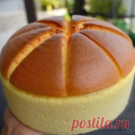 Японский чизкейк
Ингредиенты:
130 мл молока
100 г сливочного сыра
100 г масла
Восемь яичных желтков
60 г муки
60 г кукурузного крахмала
Для 13 яичных белков 130 г сахарного песка
Земляника 
Сахарная пудра

Приготовление
1. Разогрейте предварительно духовку до 160 градусов. Поместите бумагу для выпекания на дно формы для выпечки.
2. В посуде смешиваем молоко, сливочный сыр и масло, ставим на средний огонь,варим,помешивая. Как масса станет однородной,снимаем с огня и даем ос...