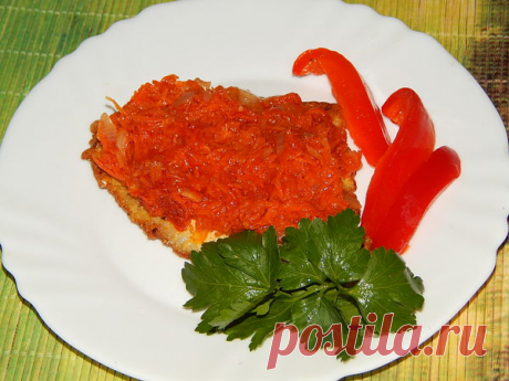 Рыба под овощной шубой из обжаренной моркови и лука