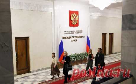 В Думе предложили давать жилье сиротам за счет имущества уехавших россиян. Вице-спикер Госдумы Анна Кузнецова напомнила о «тех, кто предал свою страну», об уехавших из России, об организациях с собственниками из «недружественных стран». Депутат предложила «поискать ресурсы» для сирот «в этом направлении»