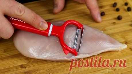 Мясо НЕ ЖАРЬТЕ!!! Новый ТРЮК с овощечисткой захватывает МИР!!! Куриное филе - 300 г Картофель - 400 г Вода - 600 мл Соль - 1/2 ч.л. Черный перец - 1/3 ч.л. Яйца - 1 шт Мука - 1,5 ст.л. Сыр - 100 г Растительное масло.