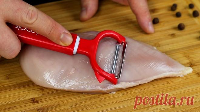 Мясо НЕ ЖАРЬТЕ!!! Новый ТРЮК с овощечисткой захватывает МИР!!! Куриное филе - 300 г Картофель - 400 г Вода - 600 мл Соль - 1/2 ч.л. Черный перец - 1/3 ч.л. Яйца - 1 шт Мука - 1,5 ст.л. Сыр - 100 г Растительное масло.