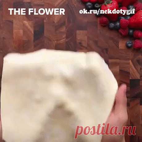 пирожное из слоенного теста с малиной