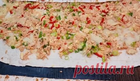 Проще пирожков и беляшей. Рецепт простых и вкусных рулетиков в кляре Начинка: болгарский перец - 1 шт., колбаса - 200 гр., отварной картофель - 400 гр., зелёный лук - 1 пучок, сыр - 50 гр., соль и перец - по вкусу. Кляр: сметана или йогурт - 150 гр., яйцо - 2 шт...