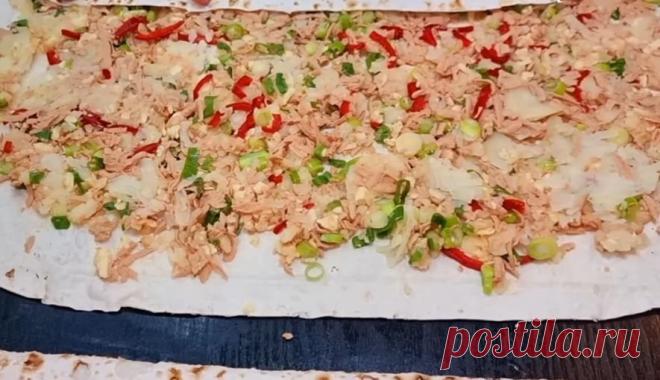 Проще пирожков и беляшей. Рецепт простых и вкусных рулетиков в кляре Начинка: болгарский перец - 1 шт., колбаса - 200 гр., отварной картофель - 400 гр., зелёный лук - 1 пучок, сыр - 50 гр., соль и перец - по вкусу. Кляр: сметана или йогурт - 150 гр., яйцо - 2 шт...