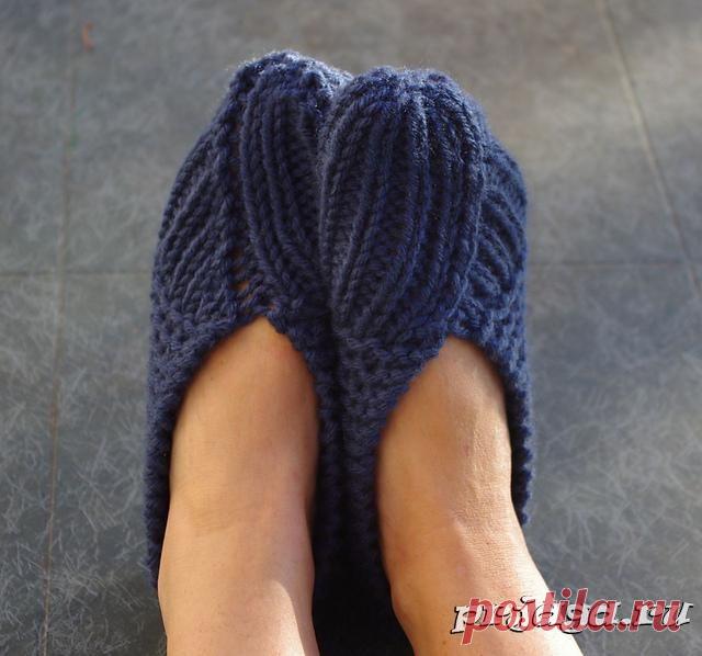 Вязаные носки и тапочки крючком и спицами