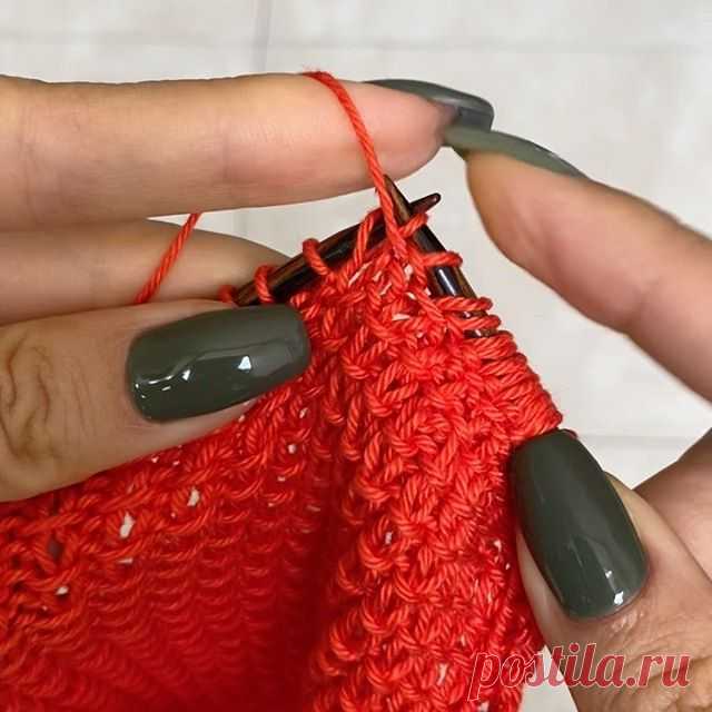 Хочу поделится сегодня с вами этим узором, он очень оригинальный!!! ❤️

И красиво 😍 смотрится с обеих сторон))) лицевую сторону можно выбрать на ваш вкус))) 🙌🏻🤩

Итак описание:

УЗОР «Джутовая петля»

Джутовая петля вяжется в два ряда и повторяется в два ряда. 

1-й ряд: кромочная, *(попеременно 1 изнаночная петля, 1 лицевую петлю снять (нить перед работой))*- постоянно повторять, кромочная;  

2-й ряд: кромочная, *(попеременно 1 лицевая петля, 1 изнаночная петля)*...
