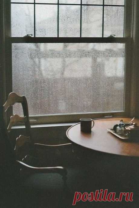 Пожалуй, проблемы в отношениях начинаются в тот момент, когда лежа на соседних подушках, сидя за одним столом, человек перестает слышать и чувствовать душу другого человека. Перестает замечать его привычки. То, что он плохо спит или его что-то беспокоит. Проблемы начинаются с невнимательности к мелочам. Когда один говорит, что просто не хочет есть, а второй не слышит в этом: "у меня проблемы и даже кусок в горло не лезет!".

Невнимательность. За ней недосказанность. За ним...