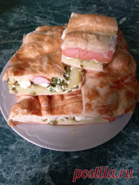 Слоеный пирог с картошкой и сосисками