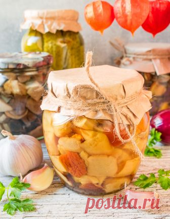 Маринованные лесные грибы на Вкусном Блоге Вскакиваю в последний вагон и отдаю должок – рецепт маринованных грибов. По этой раскладке я мариную все грибы – и белые, и подосиновики, и всякие моховики и маслята. В этом году даже подберезовиков пару банок закатала. Я против вываривания грибов по полтора-два часа, поэтому в моем рецепте они варятся более…