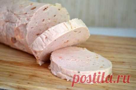 Домашняя куриная колбаса
Куриное филе - 600 г
Лук, морковь, свёкла - по 1 шт.
Перец горошком, лавровый лист
Укроп - 2-3 веточки
Мускатный орех, кориандр - по 0,5ч.л.
Соль - по вкусу
Желатин - 25 г
1. Мясо отправить в кипящую воду (первый бульон слить). Отправить к мясу луковицу, морковку, залить крутым кипятком. Положить зелень, 5-6 горошин перца, лавровый лист, 1 ч.л. соли. Варить до готовности мяса.
2. Свеклу натереть на мелкой тёрке, выжать в ёмкость сок. Отмерить 350 м...