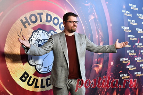 Харламов раскрыл отношение к бывшим женам. Российский комик, резидент Comedy Club Гарик Харламов высказался об отношении к бывшим женам и критериях выбора женщин. Юморист был женат дважды. Первой его супругой стала администратор ночного клуба Юлия Лещенко, второй — актриса Кристина Асмус. Позже юмористу стали приписывать роман с актрисой Катериной Ковальчук.