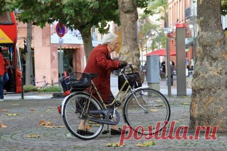 Жанна Кальмон установила мировой рекорд продолжительности жизни — 122 года и 164 дня. Видимо судьбе просто нравилось, как живет мадам Кальмон.

Жанна — француженка, она родилась в Орли. Когда построили Эйфелеву башню, ей было 14 лет. В это время она встречалась с Ван Гогом, «Он был грязен, плохо одет и хмур» заявила она о художнике в 1988 году в честь его столетия в одном интервью. В 85 лет она занималась фехтованием, а в 100 ездила на велос