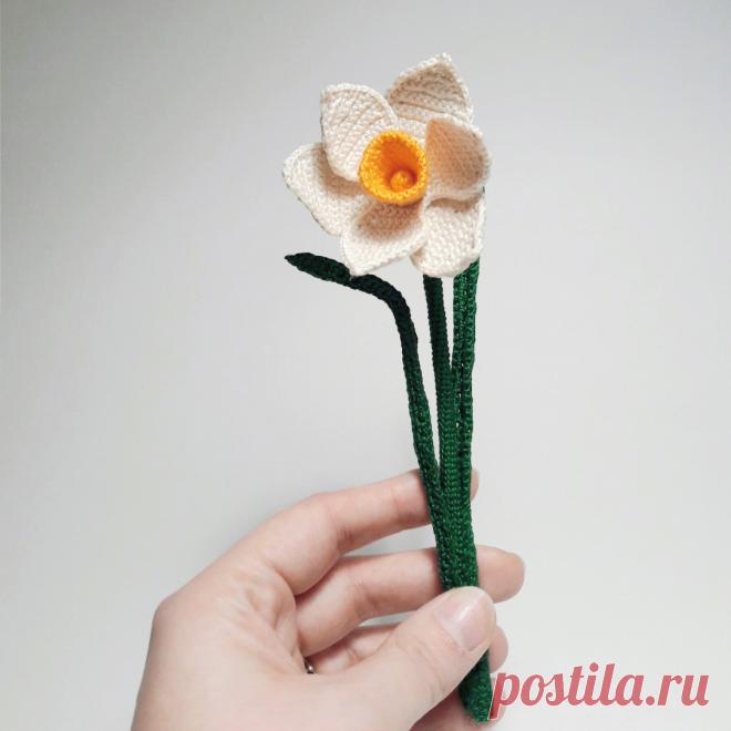 PDF Нарцисс крючком. FREE crochet pattern; Аmigurumi toy patterns. Амигуруми схемы и описания на русском. Вязаные игрушки и поделки своими руками #amimore - нарциссы к 8 марта, весенние цветы, цветок.