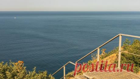 Жители Анапы пожаловались на демонтаж властями лестницы к морю, построенной за их счет. Жители Анапы пожаловались на снос лестницы &quot;300 ступеней&quot;, ставшей одной из главных достопримечательностей города. Сейчас они собирают подписи в защиту спуска, рассказала активистка Маргарита Куклина на своей странице во ...