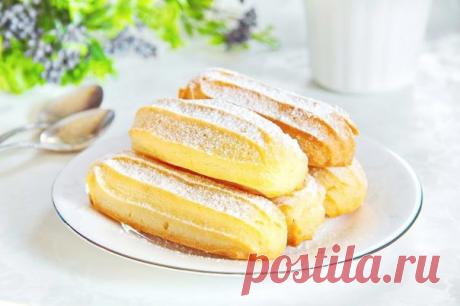 РЕЦЕПТ ЭКЛЕРОВ В ДОМАШНИХ УСЛОВИЯХ
#рецепт_cakepro

Считается, что эклеры - это очень сложное в приготовлении блюдо, однако это не так - если вы знаете тонкости. В этой статье мы их для вас раскроем! Итак, для чудесных воздушных эклеров нам нужны:

250 мл воды;
100 г сливочного масла;
200 гр тщательно просеянной (лучше дважды, второй раз - с щепоткой соли) муки;
4 яйца комнатной температуры.

В кастрюльку с водой положите масло и соль, помешивая, доведите ее до кипения. По...